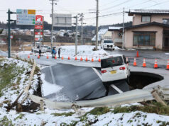 Dois grandes terremotos ocorrem em poucos dias. É um aviso? Um veículo para na beira de uma estrada destruída na cidade de Tohoku, na província de Aomori, em 9 de dezembro de 2025, após um terremoto de magnitude 7,5 no norte do Japão. O terremoto de 8 de dezembro deixou pelo menos 30 feridos, disseram as autoridades, danificando estradas e deixando milhares de pessoas sem energia em temperaturas congelantes.