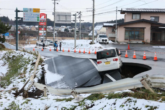 Dois grandes terremotos ocorrem em poucos dias. É um aviso? Um veículo para na beira de uma estrada destruída na cidade de Tohoku, na província de Aomori, em 9 de dezembro de 2025, após um terremoto de magnitude 7,5 no norte do Japão. O terremoto de 8 de dezembro deixou pelo menos 30 feridos, disseram as autoridades, danificando estradas e deixando milhares de pessoas sem energia em temperaturas congelantes.