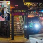 A entrada da estação de trem West Farms Square-East Tremont Avenue à noite, com um caminhão da polícia de Nova York e outros veículos de emergência com luzes piscando na rua ao fundo.