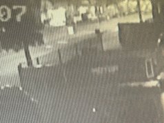 Dois homens ficam feridos após carro roubado bater em poste de energia após parada no trânsito Dois homens foram retirados dos destroços do Toyota Corolla capotado.