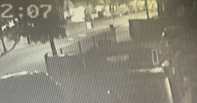 Dois homens foram retirados dos destroços do Toyota Corolla capotado.