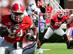 Dois jogadores de futebol da Geórgia, incluindo um calouro, presos semanas antes do jogo do CFP Dois jogadores de futebol da Geórgia, incluindo um calouro, presos semanas antes do jogo do CFP