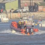 Os serviços de emergência foram chamados às 10h25 para a praia de Budleigh Salterton devido à preocupação com os nadadores na água