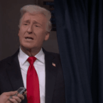 Donald Trump bombardeia o Papai Noel, critica a venda da Warner Bros. e comemora os preservativos Epstein no 'SNL' Cold Open