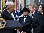 Donald Trump concede à lenda da sitcom britânica Michael Crawford um prêmio pelo conjunto da obra ao lado de Sylvester Stallone, Gloria Gaynor e as lendas do rock Kiss Donald Trump concede à lenda da sitcom britânica Michael Crawford um prêmio pelo conjunto da obra ao lado de Sylvester Stallone, Gloria Gaynor e as lendas do rock Kiss