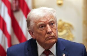 Donald Trump é pego por um microfone quente atacando os republicanos Donald Trump é pego por um microfone quente atacando os republicanos