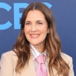 Drew Barrymore diz que não fez nada na cara em mensagem sincera sobre o envelhecimento 331