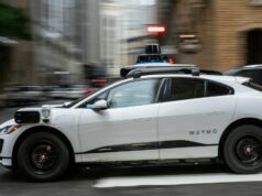 Driverless Waymo aparentemente dirige direto para o tráfego em sentido contrário em vídeo viral Driverless Waymo aparentemente dirige direto para o tráfego em sentido contrário em vídeo viral