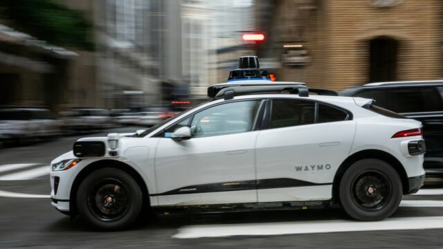 Driverless Waymo aparentemente dirige direto para o tráfego em sentido contrário em vídeo viral
