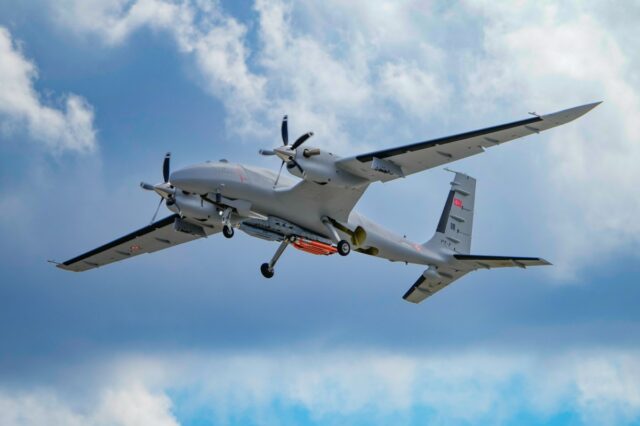 Drone de ataque da Turquia dispara míssil em teste de novas armas
