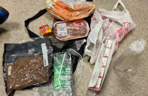 Drone deixa cair bife e pernas de caranguejo para banquete de prisioneiros, mas os guardas da Carolina do Sul os encontram primeiro Yahoo news home