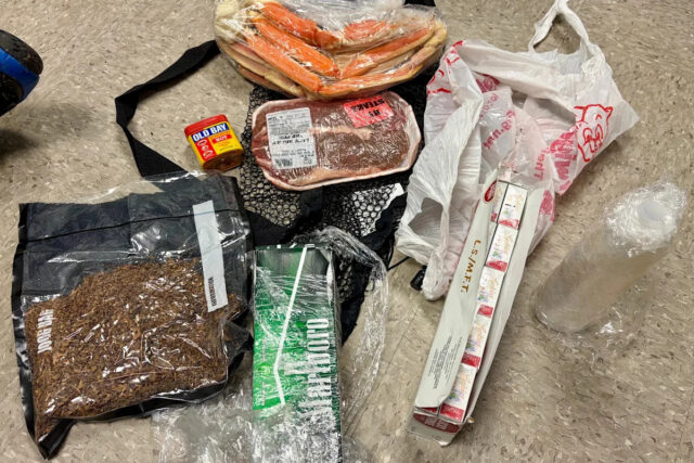 Drone deixa cair bife e pernas de caranguejo para banquete Yahoo news home