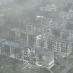 Drone revela impacto da guerra em Myrnohrad, na região de Donetsk, na Ucrânia