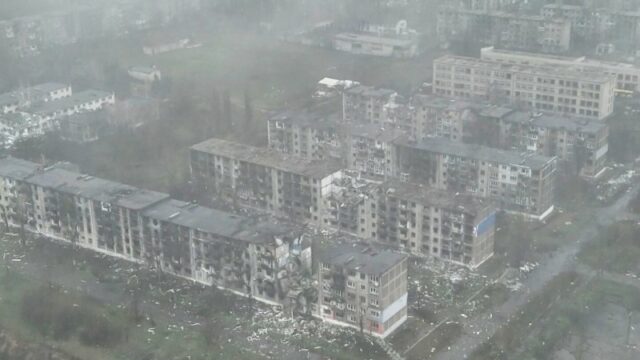 Drone revela impacto da guerra em Myrnohrad, na região de Donetsk, na Ucrânia
