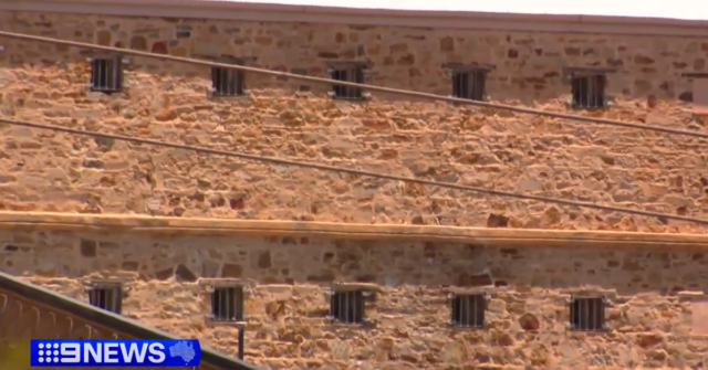 Drone supostamente entrega pacote para prisioneiro na maior prisão da Austrália do Sul
