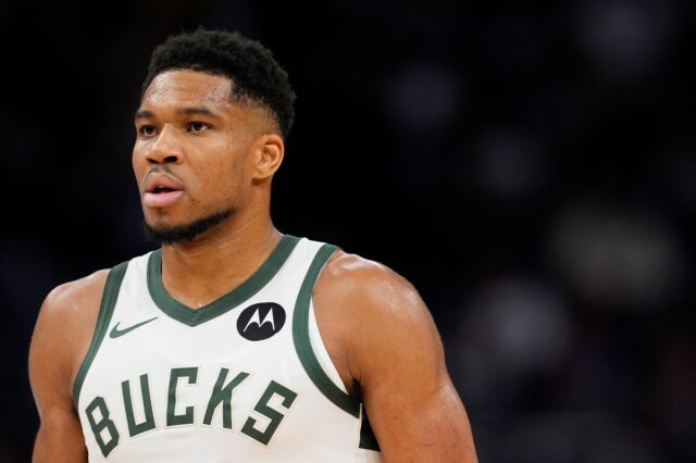 Dwight Howard envia uma mensagem a Giannis com o Lakers Twist
