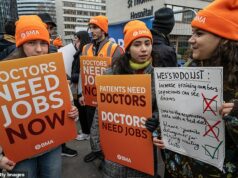 É a gripe: as hospitalizações continuam a aumentar em um quinto em uma semana… mas os médicos ainda estão em greve – então, como está o SEU hospital local? Médicos residentes ontem fizeram piquetes no primeiro de sua greve de cinco dias por causa de salários e condições de trabalho. Na foto, médicos do lado de fora do hospital Guys & St Thomas em Westminster ontem