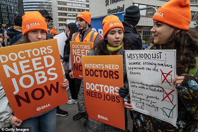 É a gripe: as hospitalizações continuam a aumentar em um Médicos residentes ontem fizeram piquetes no primeiro de sua greve de cinco dias por causa de salários e condições de trabalho. Na foto, médicos do lado de fora do hospital Guys & St Thomas em Westminster ontem