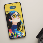 O Samsung Galaxy S25 em um fundo branco