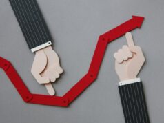 É hora de ‘refundar’ sua startup? Paper craft illustration of male hand and increase chart. Bull market concept.