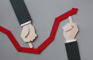 É hora de ‘refundar’ sua startup? Paper craft illustration of male hand and increase chart. Bull market concept.