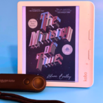 O Kobo Remote em um fundo azul