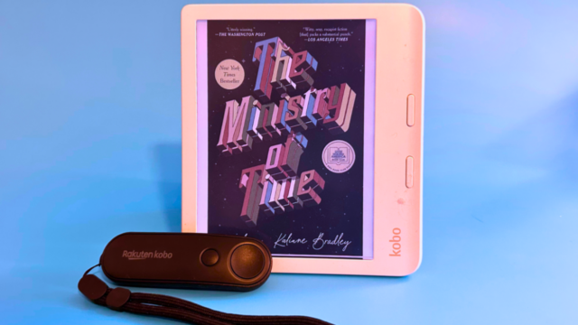 O Kobo Remote em um fundo azul