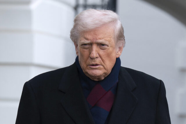 Elon Musk sobe ao palco enquanto o ex-presidente republicano Donald Trump fala em um comício de campanha no Butler Farm Show, sábado, 5 de outubro de 2024, em Butler, Pensilvânia.