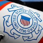 FOTO DE ARQUIVO: O logotipo da Guarda Costeira dos EUA é visto em um helicóptero no convés do Cutter Hamilton da Guarda Costeira em Port Everglades, em Fort Lauderdale, Flórida, EUA, 22 de novembro de 2021. REUTERS/Marco Bello/Foto de arquivo