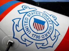 EUA apreendem segundo navio na costa da Venezuela FOTO DE ARQUIVO: O logotipo da Guarda Costeira dos EUA é visto em um helicóptero no convés do Cutter Hamilton da Guarda Costeira em Port Everglades, em Fort Lauderdale, Flórida, EUA, 22 de novembro de 2021. REUTERS/Marco Bello/Foto de arquivo