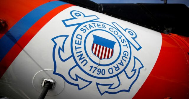 EUA apreendem segundo navio na costa da Venezuela FOTO DE ARQUIVO: O logotipo da Guarda Costeira dos EUA é visto em um helicóptero no convés do Cutter Hamilton da Guarda Costeira em Port Everglades, em Fort Lauderdale, Flórida, EUA, 22 de novembro de 2021. REUTERS/Marco Bello/Foto de arquivo