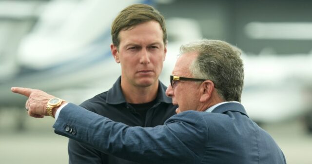 UFA, RÚSSIA - 10 DE JULHO: Nesta imagem de apostila fornecida pela Host Photo Agency/RIA Novosti, o presidente da Federação Russa Vladimir Putin, à esquerda, e o assessor presidencial Yury Ushakov durante a assinatura de documentos conjuntos após a reunião do Conselho de Chefes de Estado da SCO. durante as Cúpulas BRICS/SCO - Rússia 2015 em 10 de julho de 2015 em Ufa, Rússia. (Foto da Host Photo Agency/Ria Novosti via Getty Images)