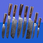 Conjunto de oito facas de cozinha com lâminas estampadas e cabos de madeira escura, dispostas diagonalmente sobre fundo branco.