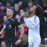 Joshua Zirkzee parece frustrado quando o Manchester United enfrenta o Crystal Palace.