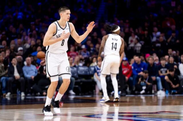 Egor Demin, do Brooklyn Nets, reage à cesta de três pontos durante o segundo tempo de um jogo de basquete da NBA contra o Philadelphia 76ers, terça-feira, 23 de dezembro de 2025, na Filadélfia. 