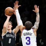 Egor Dëmin acerta uma cesta de 3 pontos sobre Keyonte George durante a derrota em casa do Nets por 123-110 para o Jazz em 4 de dezembro de 2025.