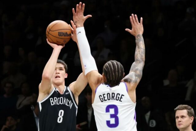 Egor Dëmin acerta uma cesta de 3 pontos sobre Keyonte George durante a derrota em casa do Nets por 123-110 para o Jazz em 4 de dezembro de 2025.