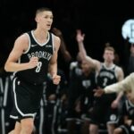 Egor Demin (8), do Brooklyn Nets, comemora após acertar um arremesso de três pontos durante o segundo tempo de um jogo de basquete da NBA contra o Golden State Warriors na segunda-feira, 29 de dezembro de 2025, em Nova York.