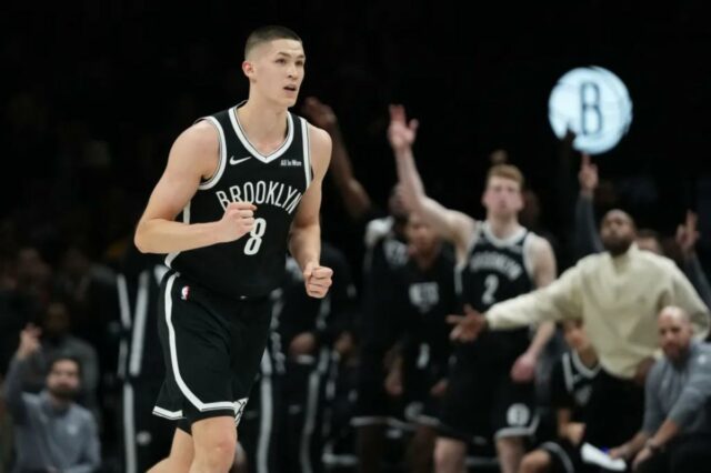 Egor Demin (8), do Brooklyn Nets, comemora após acertar um arremesso de três pontos durante o segundo tempo de um jogo de basquete da NBA contra o Golden State Warriors na segunda-feira, 29 de dezembro de 2025, em Nova York. 