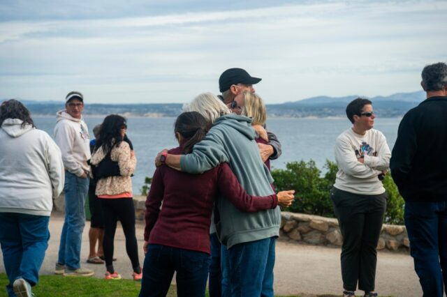 Ela conhecia os tubarões – e seus riscos. Agora a busca pela querida nadadora Erica Fox continua em Pacific Grove
