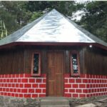 Elaboge tradicional Honai reconstruída, torna-se uma vila modelo para a montanha Papua