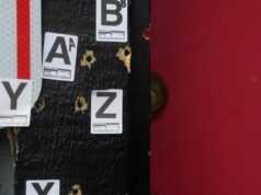 Eles estavam prestes a cortar o bolo de aniversário da criança quando começaram os tiros Eles estavam prestes a cortar o bolo de aniversário da criança quando começaram os tiros