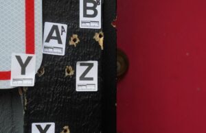 Eles estavam prestes a cortar o bolo de aniversário da criança quando começaram os tiros Eles estavam prestes a cortar o bolo de aniversário da criança quando começaram os tiros