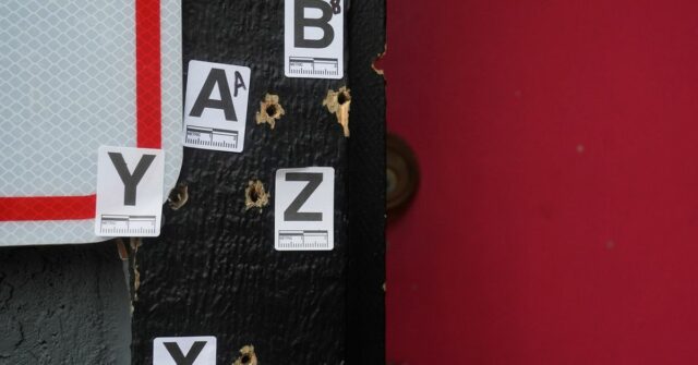 Eles estavam prestes a cortar o bolo de aniversário da criança quando começaram os tiros
