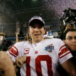 Eli Manning fora do campo antes do jogo entre Tulane Green Wave e Ole Miss Rebels.
