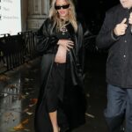 Ellie Goulding parece exultante ao mostrar sua barriga ao sair do Fashion Awards após a revelação da gravidez duplamente chocante com Sienna Miller