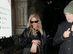 Ellie Goulding parece exultante ao mostrar sua barriga ao sair do Fashion Awards após a revelação da gravidez duplamente chocante com Sienna Miller Ellie Goulding parece exultante ao mostrar sua barriga ao sair do Fashion Awards após a revelação da gravidez duplamente chocante com Sienna Miller