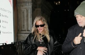 Ellie Goulding parece exultante ao mostrar sua barriga ao sair do Fashion Awards após a revelação da gravidez duplamente chocante com Sienna Miller Ellie Goulding parece exultante ao mostrar sua barriga ao sair do Fashion Awards após a revelação da gravidez duplamente chocante com Sienna Miller