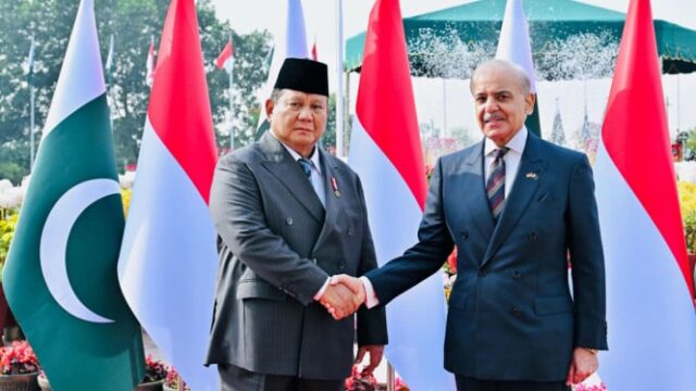 Elogios de Prabowo após ser recebido em um caça a Elogios de Prabowo após ser recebido em um caça a jato no Paquistão