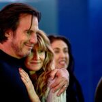 Em 'Isso está ligado?' um pai abandonado encontra um novo capítulo no stand-up. A esposa dele é fã